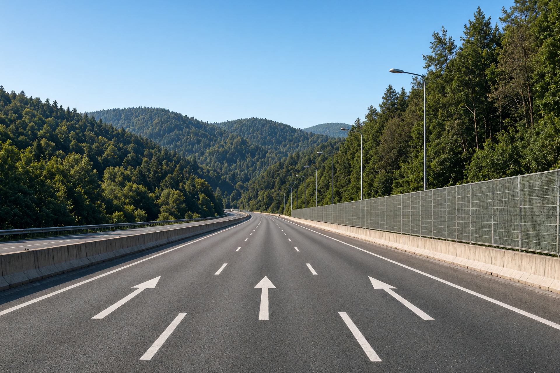 Autobahn durch ein bewaldetes Tal