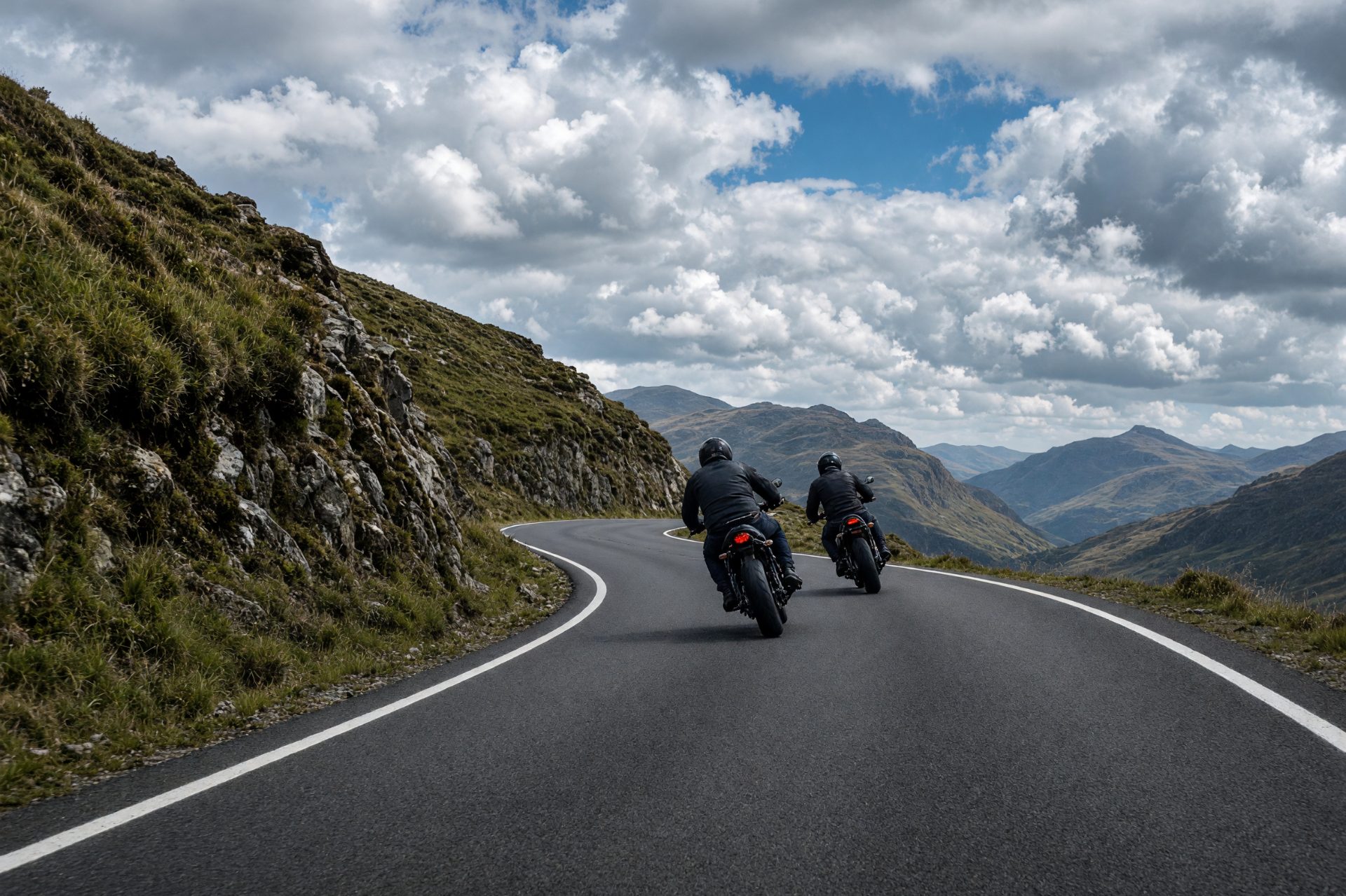 Motorradfahrer auf einer Bergstraße